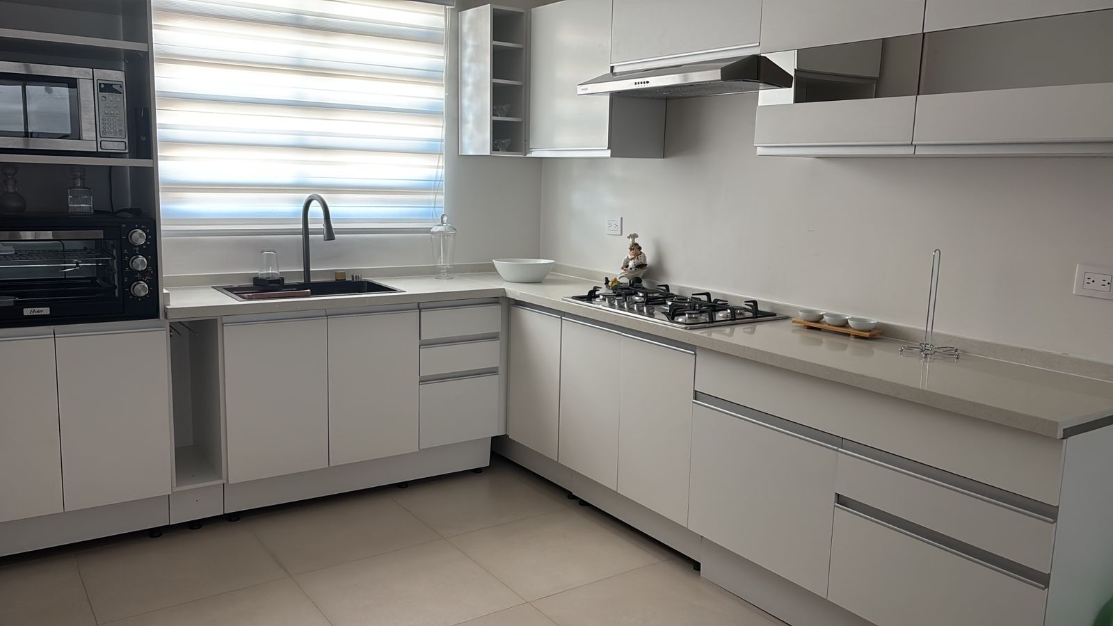 Cocina moderna Madesa instalada en un hogar argentino