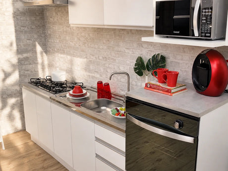 Cocina integral blanca línea Nice de Madesa con mesada clara, anafe y horno, en tonos claros para un ambiente fresco.